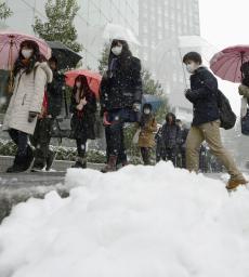 都心、13年ぶり大雪警報 交通や入試への影響拡大