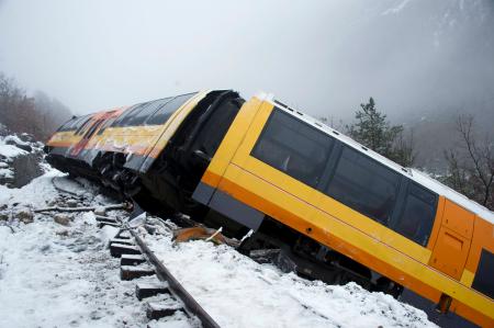 フランスで列車が衝突し脱線、２人死亡 線路に岩石落下