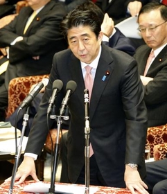 衆院予算委で答弁する安倍首相（１０日午前、国会で）