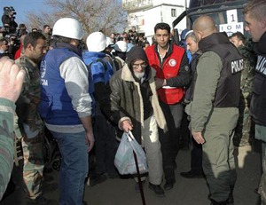 シリア包囲の街から避難 一時停戦中にも攻撃発生