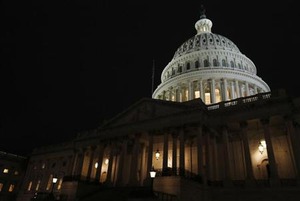 米債務不履行回避へ 下院 上限引き上げ可決