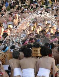 「はだか祭」、裸男がもみ合う 愛知・稲沢