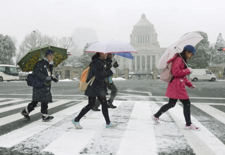 列島各地、大雪に警戒を 関東甲信５０センチも