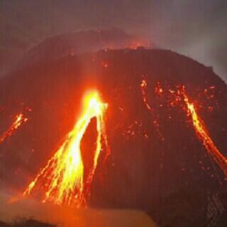 ジャワ島で火山が噴火 インドネシア