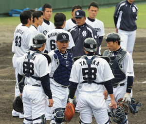 中日岡田 初陣谷繁監督に初勝利を