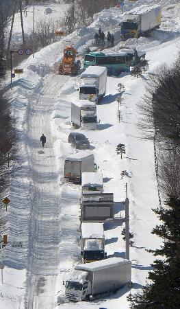 大雪:死者１３人に…積雪、１４地点で観測記録更新