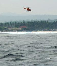 インドネシア:バリ沖不明 「悪天候で合流できず」 目撃者指摘、７人捜索続く