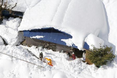 大雪、宮城などで孤立続く 車の立ち往生も