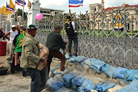 タイ警察当局、再び反政府デモ隊拠点排除作戦 バンコク