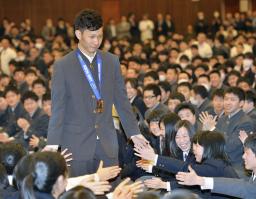 スノボ「銅」平岡選手を校友らが祝福…上宮高