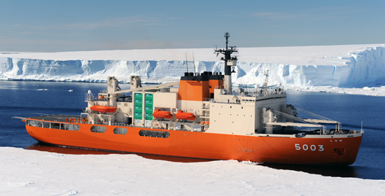 南極沖で座礁した南極観測船「しらせ」、満潮に合わせ暗礁を離脱
