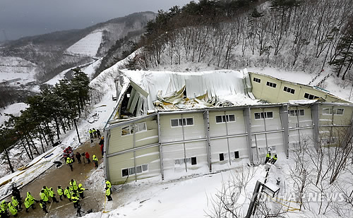 大雪で韓国リゾート施設の屋根崩壊 大学生など10人死亡