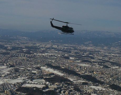 大雪でも自衛隊拒否の知事、クイズ大会など参加