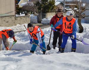 山梨、雪かきボランティア本格化 地元の学生、県外からも