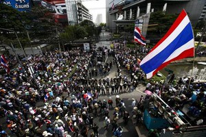 タイの反政府デモ、首相一族の関連企業が標的に