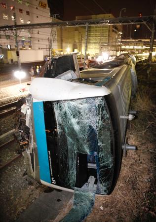 京浜東北線の回送電車、車両と衝突し脱線・横転 2人軽傷