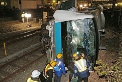 京浜東北線事故:１両目が横転 蒲田−鶴見間始発から不通