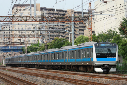 ＪＲ川崎駅で回送電車横転＝工事車両と衝突—乗員２人軽傷