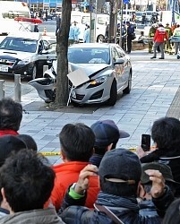 「殺すつもりだった」 歩道に車突っ込み１２人けが、運転の男逮捕 名古屋駅前