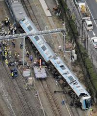 川崎駅:回送電車と工事車両衝突、横転 人為的ミスか