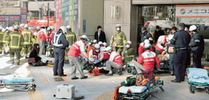 歩道に車、１３人重軽傷 名古屋駅前「殺すつもりで突入」