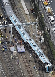 京浜東北線:工事車両を運転男性「作業時間を間違えた」