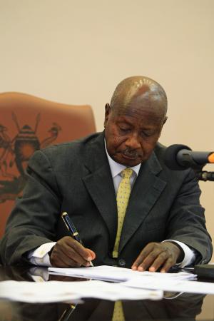 ウガンダ大統領、反同性愛法案に署名 価値観押し付けを批判