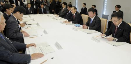 政府、原発再稼働方針変えず エネ計画案決定