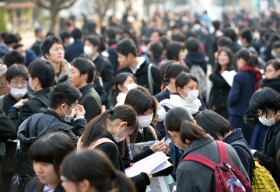 大分大学入試・駅で合格祈願のお札配布