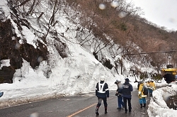 松本市安曇の国道でバスに雪崩 乗客ら１１人けがなし