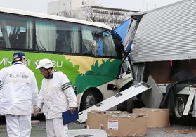 高速バス衝突、２人死亡＝負傷２０人超、サービスエリアで—富山