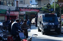 中国:昆明無差別殺傷 現場で「新疆独立要求組織」の旗