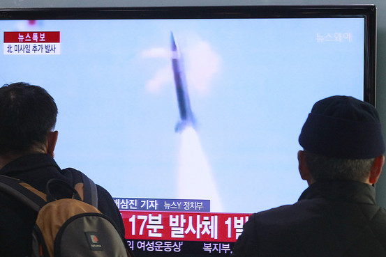 北朝鮮ロケット砲軌道、直後に民間機接近 ４日の発射