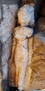 ファラオの娘の石こう像発見 エジプト南部