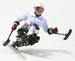 パラリンピック２０１４:アルペンスキー男子座位滑降 鈴木選手、表彰式で笑顔 銅メダル獲得 ／埼玉