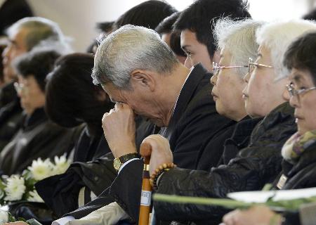 震災から３年…亡き家族に思いはせ各地で追悼・慰霊式