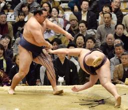 遠藤、日馬富士に挑むも黒星…綱とり鶴竜は連勝／春場所