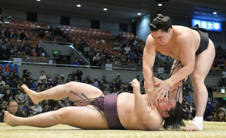 遠藤（奧）をすくい投げで下した日馬富士（１０日）＝大塚直樹撮影