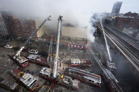 ニューヨークでビル倒壊 ２人死亡、約２０人負傷