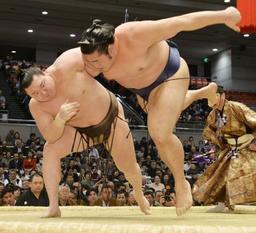 両横綱と大砂嵐が全勝キープ 遠藤は３連勝、琴奨菊が２敗目