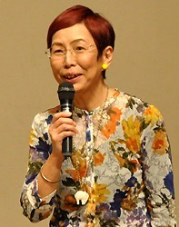 上野千鶴子さん、山梨で講演 「紆余曲折」市長は陳謝