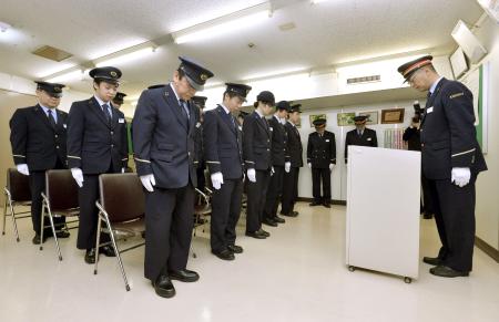 地下鉄サリン19年、犠牲者悼み黙とう 現場で慰霊式