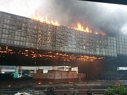 火災:首都高の高架下から出火 １人けが−−東京・渋谷