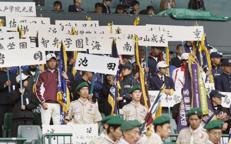 春のセンバツ開会式 文理ナインも行進（新潟県）