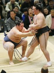 【大相撲春場所】 白鵬初黒星、鶴竜と並ぶ 日馬富士は２敗に後退