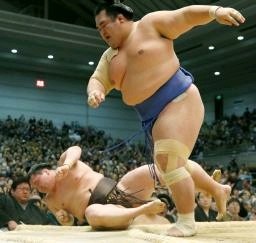 大相撲春場所:白鵬思わぬつまずき、相星決戦へ