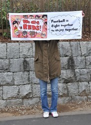 人種差別反対:浦和サポーターの女性、タオル作製