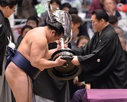 大相撲:鶴竜の横綱昇進諮る理事会招集へ