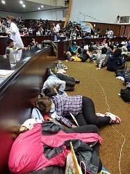 台湾:強制排除に反発強める…立法院占拠、長期化に懸念