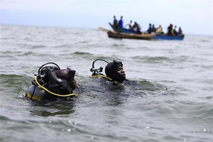 ウガンダ・コンゴ国境の湖で船が転覆、難民ら107人死亡